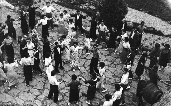 FERNANDEZ ORONOZ JUAN
LA SARDANA EN LA PLAZA - PIRINEOS CATALANES - 1935 - ByN 507
SANTA PAU,