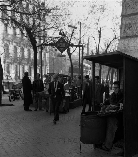N - FOTOGRAFIA EN B/N - CASTAÑERA JUNTO AL METRO DE COLON EN LA CALLE GENOVA 1956 - Nº B/N