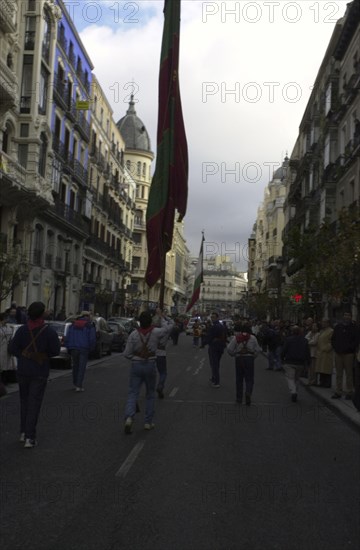 D- PASTORES CON ESTANDARTE RECORRIENDO LA CAÑADA REAL- PROYECTO 2001 PASTOREO TRASHUMANTE
MADRID,