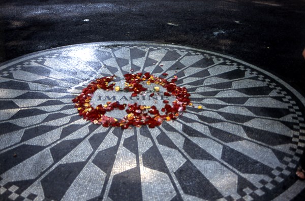 MOSAICO EN BLANCO Y NEGRO CON LA PALABRA IMAGINE DONADO POR NAPOLES - HOMENAJE A JOHN LENNON
NUEVA