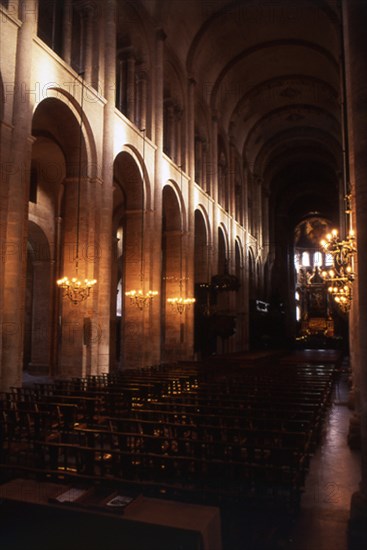 NAVE CENTRAL DE LA BASILICA ROMANICA COMENZADA EN EL S XI Y RESTAURADA POR VIOLLET LE