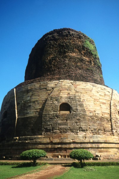 Ruines du Dhamekh Stupa à Sarnath, lieu du célèbre Sermon de Bouddha dans le Parc aux Cerfs