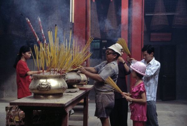 Des fidèles font brûler de l'encens dans un temple taoïste à Saïgon, au Vietnam