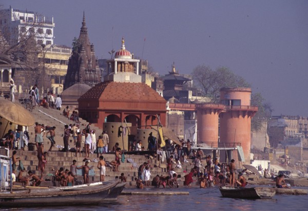 Vue des "ghats" et la foule se baignant à Varanasi