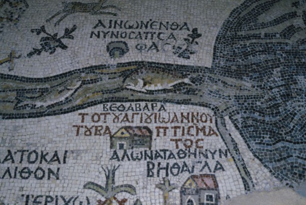 Mosaïque représentant des poissons se débattant pour ne pas être jetés dans la Mer Morte, à Madaba