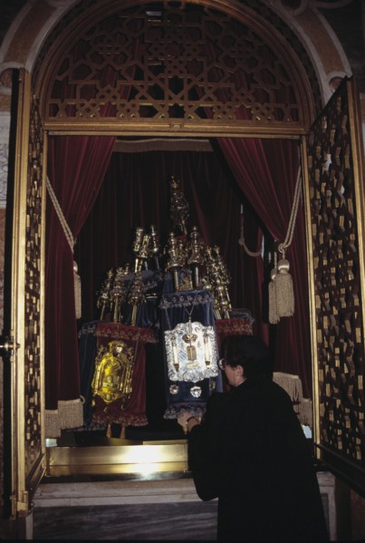 Dans une synagogue de Londres, une femme rabbin sort de l'Arche les Rouleaux Sacrés (la Torah)
