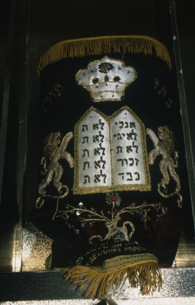 Une étoffe de velours richement brodée recouvre la Torah, qui est conservée à l'intérieur de l'Arche