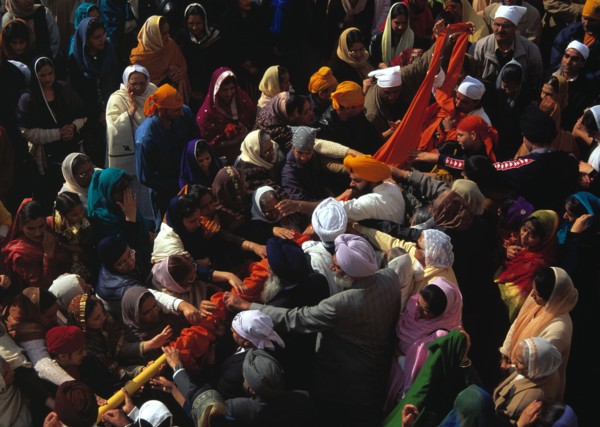 Lors de la fête du Nouvel An (Baisakhi), les Shikhs descendent le mât portant leur drapeau