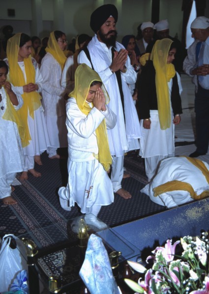 Les fidèles se prosternent devant le "Gourou Granth Sahib"