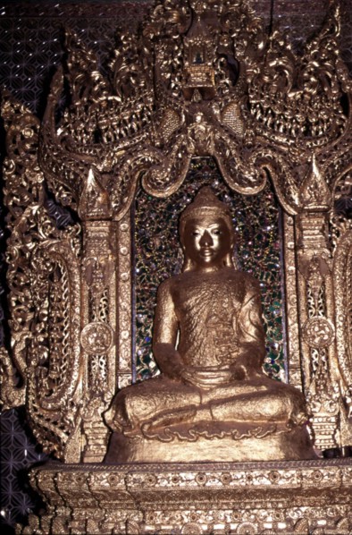 Statue de Bouddha dorée à la feuille d'or, en Birmanie