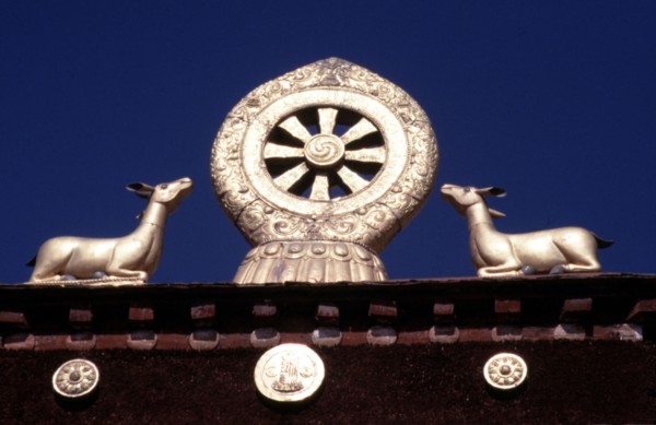 Tibet, la Roue de la Loi (comportant des inscriptions en Sankrit) flanquée de deux gazelles, monastère de Jokhang, Lhassa, Tibet