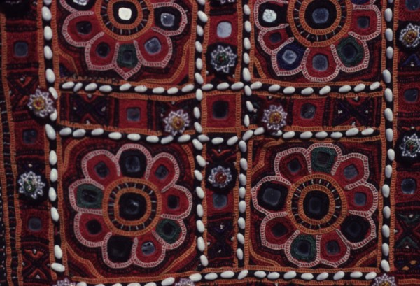 Miroir orné de broderies, province du Baluchistan