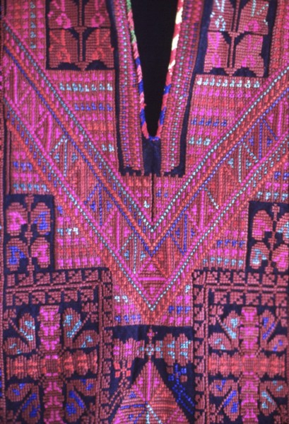 Costume palestinien, Détail de l'empiècement avant d'une robe