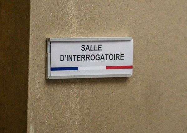 Salle d'interrogatoire d'un commissariat