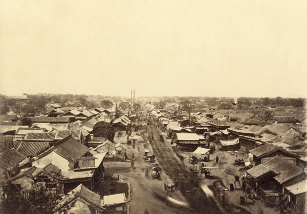 Vue de rue dans la cité tartare prise de Ha-Ta-Men aux environs de Pékin (Chine)