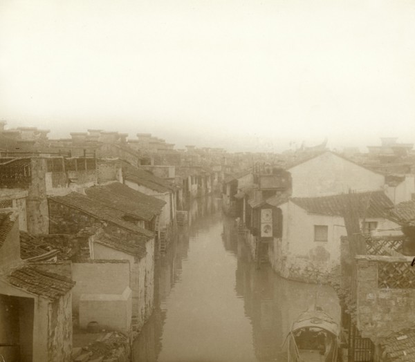 Un canal à Hangchow (Chine)