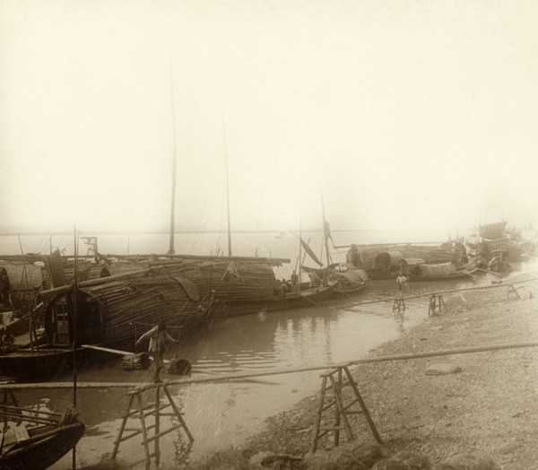 Junks being unloaded in Hangchow (China)