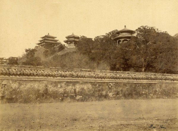 Mai Shan temple on Coal Hill in Peking (China)