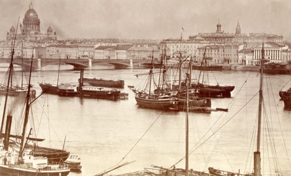 Russie, cathédrale Saint-Isaac et la Neva, à Saint-Pétersbourg