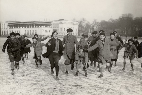 Ice skating on Lake of Enghien (1933)