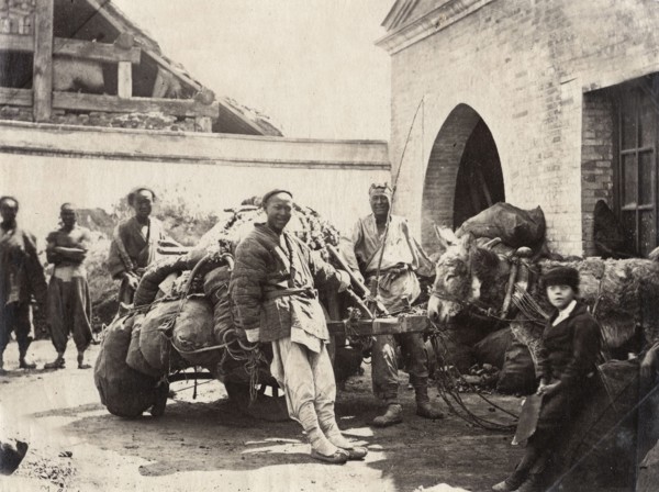 Chine, Pékin. Assistant du photographe et porteurs chinois
