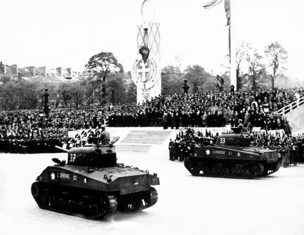 Défilé des troupes françaises, lors la libération de Paris (août 1944)
