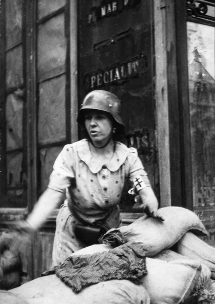 Béatrice Briand sur sa barricade, lors de l'insurrection du peuple de Paris (août 1944)