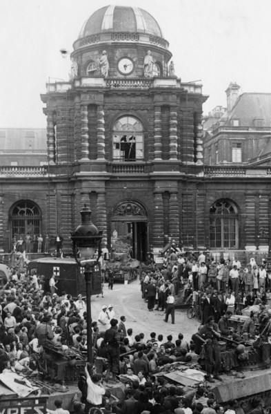 Le Palais du Sénat, à Paris, détruit en partie par les bombardements lors de la Libération (août 1944)
