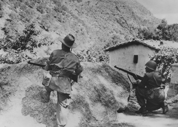 French soldiers tracking down Algerian rebels (1956)