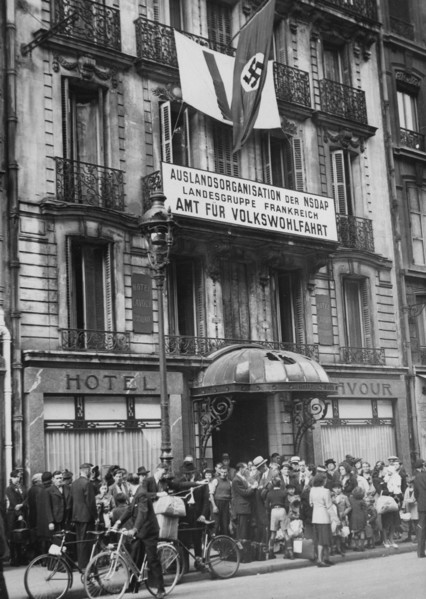 Germans living in France going back home (1941)