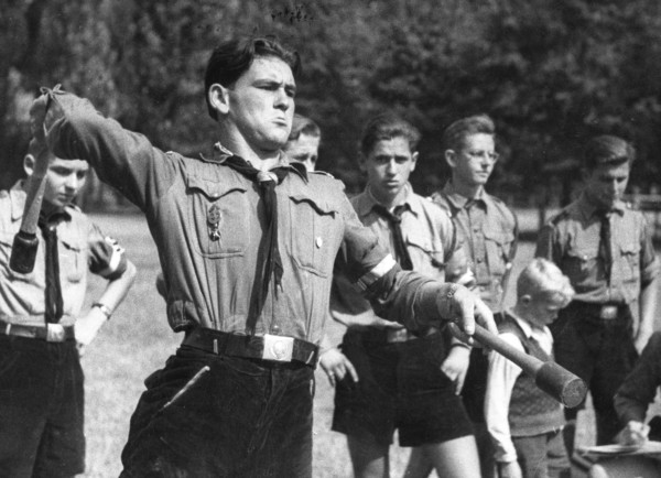 Jeunesses Hitlériennes à Quedlinburg, en Allemagne (1943)