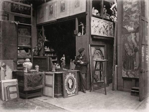 Pierre-Victor Galland dans son atelier