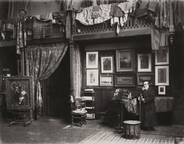 Ernest Hébert dans son atelier