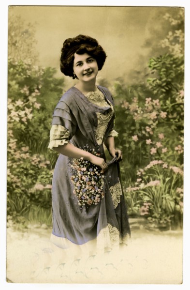 Femme cueillant des fleurs