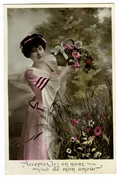 Carte postale représentant une femme tenant un panier de fleurs