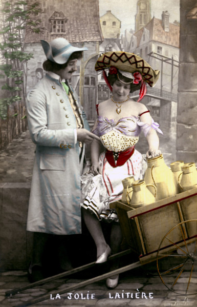 La jolie laitière et l'amoureux. Carte postale ancienne