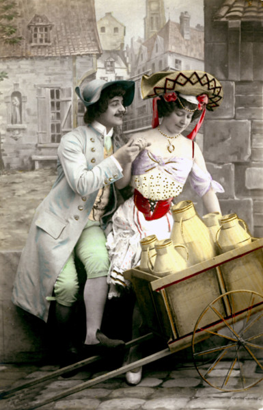 La jolie laitière et l'amoureux. Carte postale ancienne
