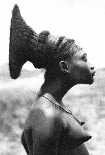 Femme d'un chef MANGBETU (Congo Belge)