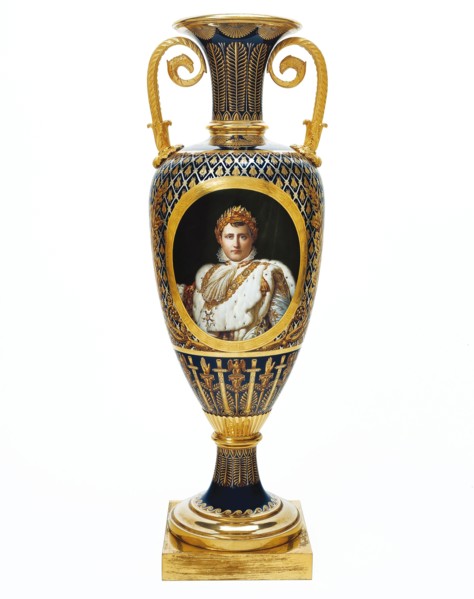 Manufacture de Sèvres, Vase fuseau avec le portrait de l'Empereur en costume du Sacre, recto