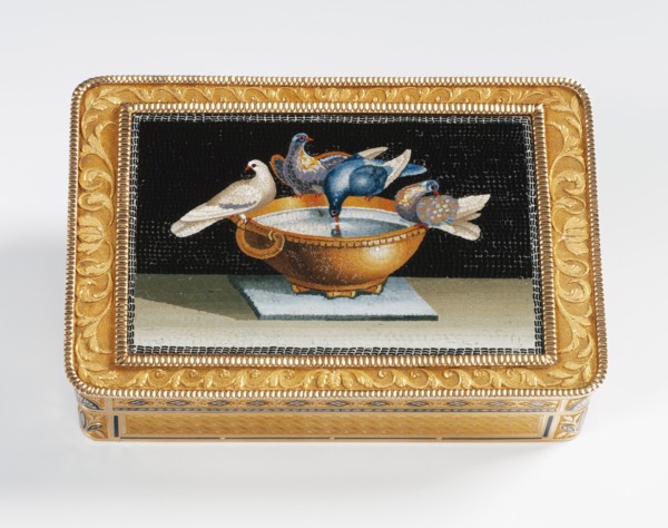Boîte ornée d'une micromosaïque: colombes