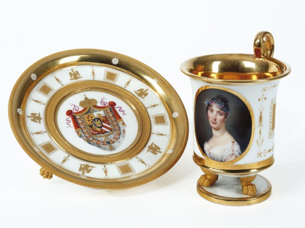 Porcelaine de Paris (Manufacture de Nast d'après une étiquette collée sous la tasse) ou Manufacture des Ginori à Doccia (Toscane), Tasse et soucoupe