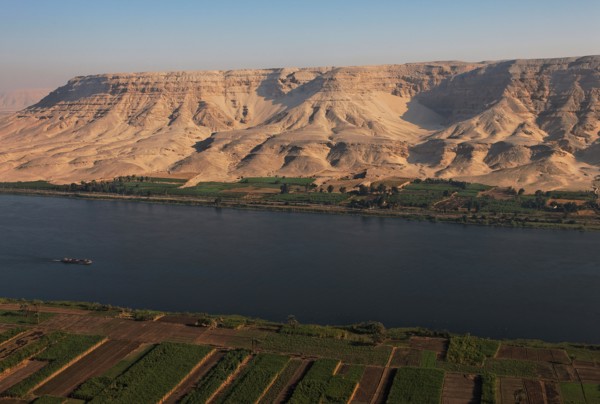 Vue aérienne du Nil entre Louxor et Assouan