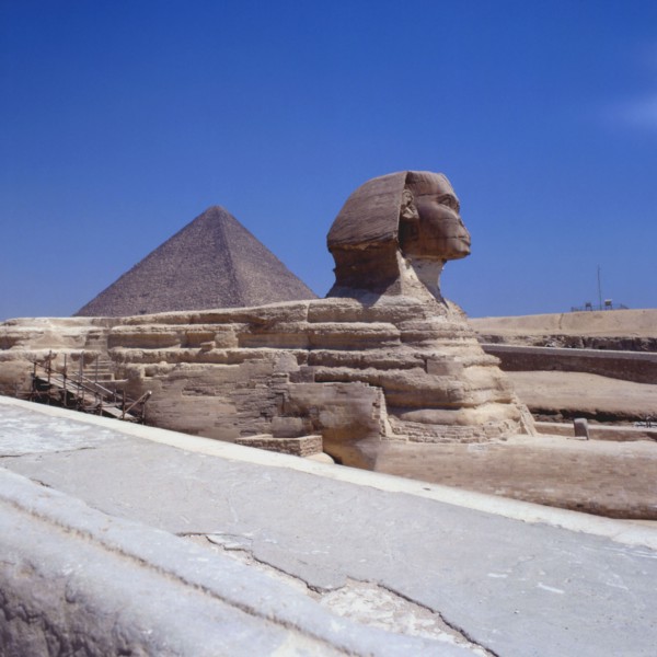Sphinx of the Giza plateau, view towards the pyramid of Cheops