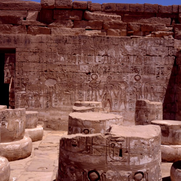 Medinet Habu, Temple of Ramses III, first hypostyle hall, east wall, south side, presentation of the king between Horus and Thot to the god Amon