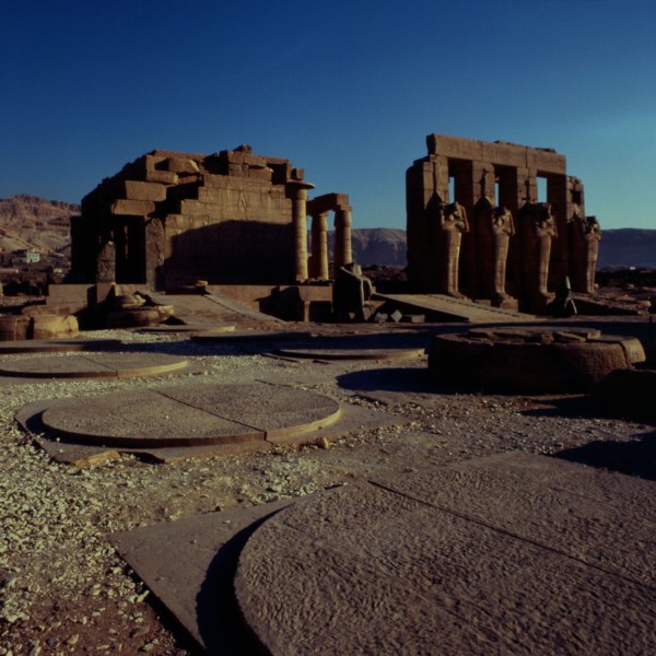 Ramesseum, Temple de Ramsès II, vestibule sur le devant de la salle hypostyle