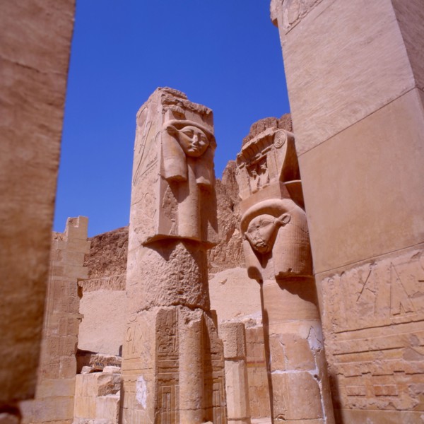 Deir el-Bahari, Temple d'Hatchepsout, chapelle d'Hathor, pilier hathorique