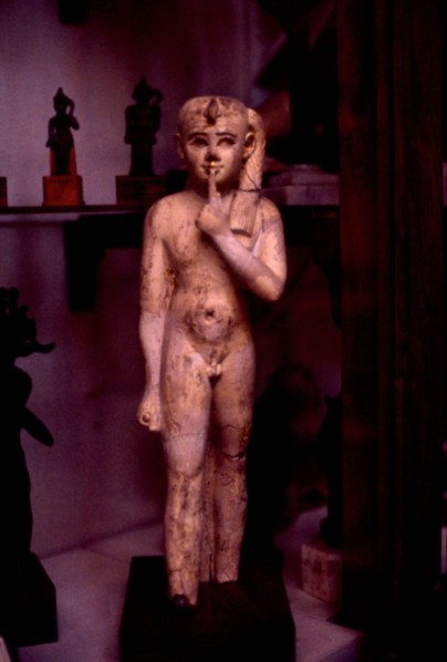 Représentation de l'enfant royal porteur de l'uraeus et de la mèche tressée, l'index placé devant la bouche