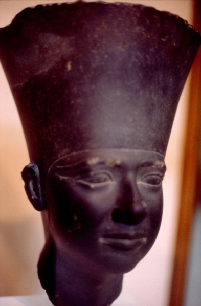 King Userkaf wearing the red crown