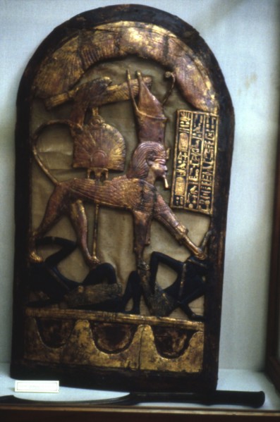 Stèle représentant le roi en sphinx couronné du pschent guidé par le faucon et terrassant les ennemis des contrées étrangères