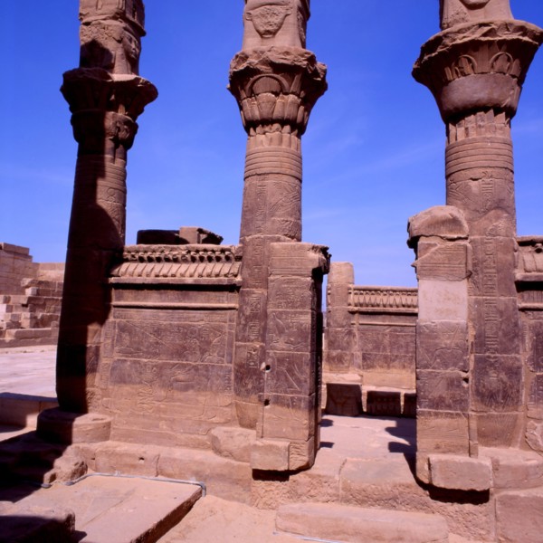 Philae, Kiosque de Nectanébo Ier. Piliers hathoriques